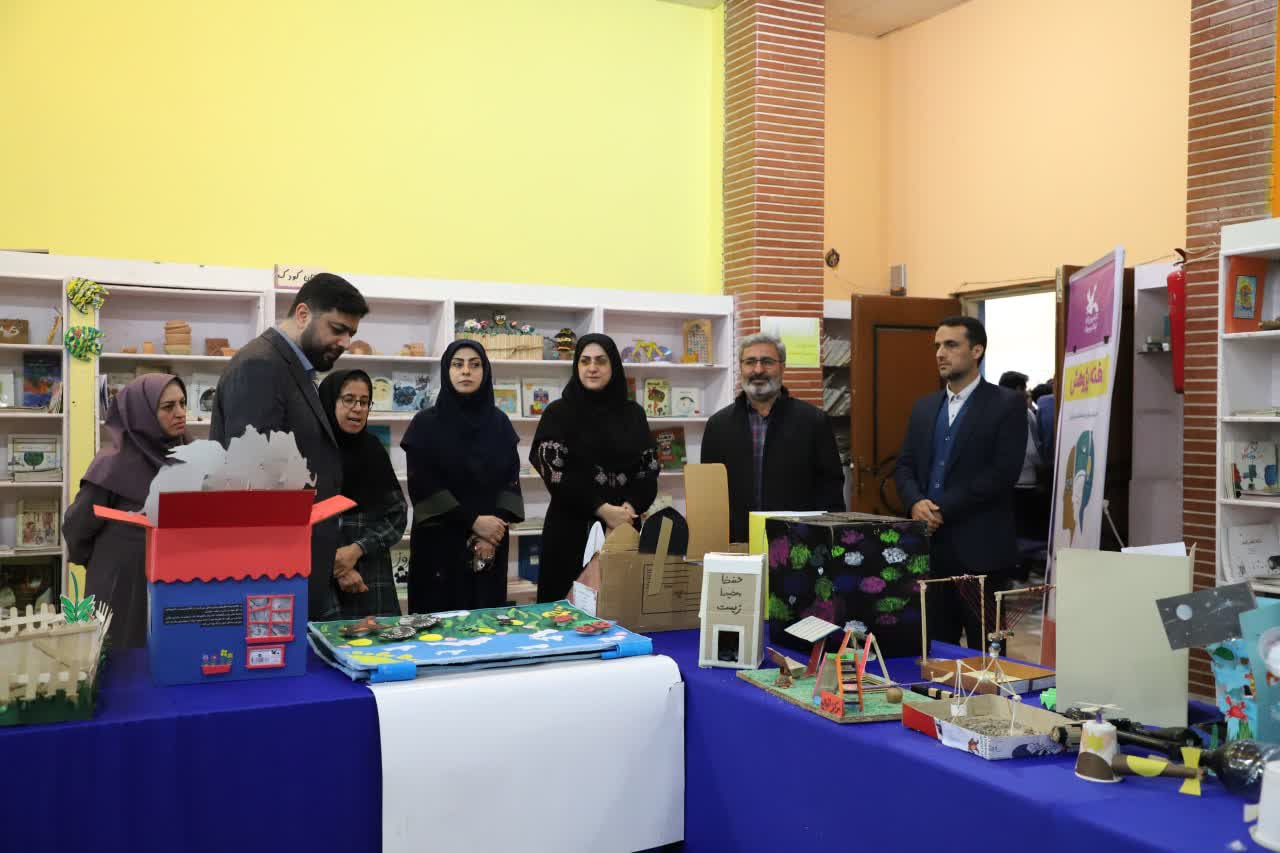 نمایشگاه آثار مهرواره پژوهش اعضا و معرفی کتاب مربیان در مجتمع کانون پرورش فکری استان قزوین