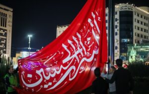 پویش مردمی «قرار ما؛ پرچم خونخواهی» در قزوین آغاز شد/ دعوت از مردم برای روایت حضور با پرچم «یا لثارات الحسین» پویش مردمی «قرار ما؛ پرچم خونخواهی» در قزوین آغاز شد/ دعوت از مردم برای روایت حضور با پرچم «یا لثارات الحسین»